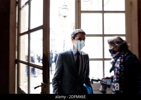 Gabriel Attal, Staatssekretär beim Ministerpräsidenten und Regierungssprecher, trifft sich zu einer Videokonferenz mit gewählten Vertretern und Bergerberufsorganisationen. Paris, Frankreich, 23. November 2020. Foto von Florent Bardos/ABACAPRESS.COM Stockfoto