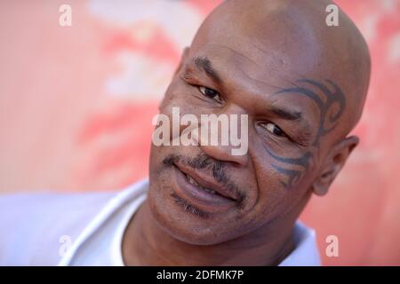 Datei Foto vom 29. März 2015 von Mike Tyson nimmt an den iHeartRadio Music Awards in Los Angeles, CA, USA. Mike Tyson hat kürzlich enthüllt, dass er sein niedrigstes Gewicht seit seinem 18. Lebensjubel erreicht hat, als Roy Jones Jr Tyson und sich selbst als „Freaks“ bezeichnete. Diese beiden Boxlegenden werden am 28. November vorübergehend für einen achtrunden Ausstellungskampf gegeneinander aus dem Ruhestand treten. Foto von Lionel Hahn/ABACAPRESS.COM Stockfoto