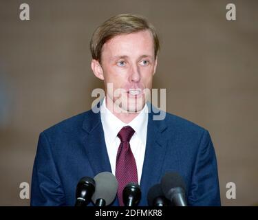 Datei-Foto vom 4. September 2015 von Jake Sullivan, Top-außenpolitischen Berater von Hillary Rodham Clintons Wahlkampf 2016, macht Bemerkungen an die Medien, während er nach seiner Aussage an das US House Select Committee, um den Bengazi-Angriff 2012 zu untersuchen, im US-Kapitol in Washington, DC, abreist, USA. Der designierte Präsident Biden wird Jake Sullivan zum nationalen Sicherheitsberater des Weißen Hauses ernennen. Sullivan hat Herrn Biden in der Innenpolitik beraten, verfügt aber über einen umfangreichen außenpolitischen Hintergrund. Während des seco von Präsident Barack Obama diente er als Bidens nationaler Sicherheitsberater Stockfoto