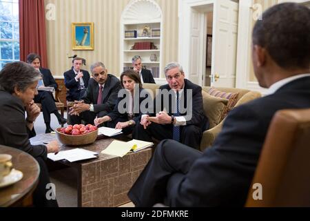 Datei Foto vom 16. April 2013 von Präsident Barack Obama erhält ein Update über die Explosionen, die in Boston aufgetreten, in der Oval Office, . Sitzen, von links, sind: Homeland Security Secretary Janet Napolitano; Tony Blinken, stellvertretender nationaler Sicherheitsberater; Jake Sullivan, nationaler Sicherheitsberater des Vizepräsidenten; Generalstaatsanwalt Eric Holder; Lisa Monaco, Assistentin des Präsidenten für Innere Sicherheit und Terrorismusbekämpfung; Stabschef Denis McDonough; und FBI-Direktor Robert Mueller. Der designierte Präsident Biden wird Jake Sullivan zum nationalen Sicherheitsberater des Weißen Hauses ernennen. Sul Stockfoto