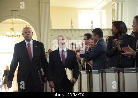 Handout-Datei Foto vom 24. Oktober 2016 einer Abschiedszeremonie wurde für den stellvertretenden Sekretär der Homeland Security Alejandro Mayorkas gehalten, die Bemerkungen von mehreren Mitgliedern der Regierung von Präsident Obama und DHS Komponenten Führer gehalten. Der designierte Präsident Joe Biden sagte am Montag, er nominiere Alejandro Mayorkas, einen ehemaligen Regierungsbeamten der Obama-Regierung, um das Department of Homeland Security (DHS) zu leiten. Mayorkas, ein kubanischer Einwanderer, der als politischer Flüchtling in die USA kam, wäre der erste Sekretär für Einwanderer und der erste Latino, der das Ministerium führte. Offizielles DHS Foto von Jetta Stockfoto