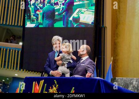 Handout-Datei Foto vom 22. April 2016 von US-Außenminister John Kerry, Toting seine 2-jährige Enkelin, Isabelle Hobbs-Digginson, bietet adieu, nachdem er die COP21 Klimaabkommen am Erdtag unterzeichnet, in der Generalversammlung der Vereinten Nationen Halle in New York City, NY, USA. Der ehemalige Außenminister John Kerry unterzeichnete das Pariser Abkommen von 2015 im Namen der Vereinigten Staaten, eine Entscheidung, die später von Präsident Donald Trump aufgehoben wurde. Jetzt wird er der Klimabeauftragte des designierten Präsidenten Joe Biden sein, ein klares Zeichen für das erneute Engagement der kommenden Regierung, gegen das Klima zu kämpfen Stockfoto