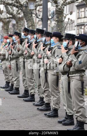 Soldaten nehmen an einer Zeremonie zum 76. Jahrestag der Befreiung von Straßburg, Ostfrankreich, am 23. November 2020 Teil. "Tragen Sie nicht, die Arme zu legen, bis unsere Farben, unsere schönen Farben, fliegen über Strasbourg Kathedrale". Der Eid von Kufra wurde am 23. November 1944 erfüllt, als General Leclerc und die französische 2. Panzerdivision Straßburg befreiten. Foto von Nicolas Roses/ABACAPRESS.COM Stockfoto