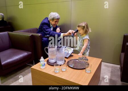 Handout-Datei Foto vom 22. April 2016 von US-Außenminister John Kerry spielt backstage mit seiner 2-jährigen Enkelin, Isabelle Hobbs-Digginson, bevor er Delegierte sprach und das COP21-Klimaabkommen am Erdtag unterzeichnete, in der Generalversammlung der Vereinten Nationen in New York, City, NY, USA. Der ehemalige Außenminister John Kerry unterzeichnete das Pariser Abkommen von 2015 im Namen der Vereinigten Staaten, eine Entscheidung, die später von Präsident Donald Trump aufgehoben wurde. Jetzt wird er der Klimabeauftragte des designierten Präsidenten Joe Biden sein, ein klares Zeichen für die Erneuerung der kommenden Regierung Stockfoto