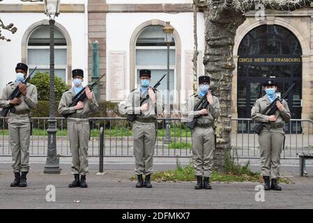 Soldaten nehmen an einer Zeremonie zum 76. Jahrestag der Befreiung von Straßburg, Ostfrankreich, am 23. November 2020 Teil. "Tragen Sie nicht, die Arme zu legen, bis unsere Farben, unsere schönen Farben, fliegen über Strasbourg Kathedrale". Der Eid von Kufra wurde am 23. November 1944 erfüllt, als General Leclerc und die französische 2. Panzerdivision Straßburg befreiten. Foto von Nicolas Roses/ABACAPRESS.COM Stockfoto