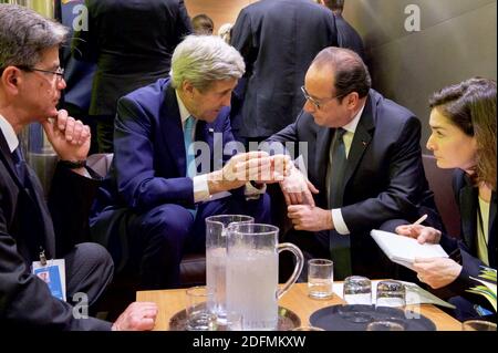 Handout-Datei Foto vom 22. April 2016 von US-Außenminister John Kerry hält ein kurzes bilaterales Treffen mit dem französischen Präsidenten Francois Hollande, bevor beide Beamten das COP21-Klimaabkommen am Erdtag unterzeichneten, in der Generalversammlung der Vereinten Nationen in New York City, NY, USA. Der ehemalige Außenminister John Kerry unterzeichnete das Pariser Abkommen von 2015 im Namen der Vereinigten Staaten, eine Entscheidung, die später von Präsident Donald Trump aufgehoben wurde. Jetzt wird er der Klimabeauftragte des designierten Präsidenten Joe Biden sein, ein klares Zeichen für das erneute Engagement der kommenden Regierung im Kampf Stockfoto