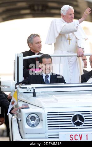 File photo - der Butler von Papst Benedikt XVI. Paolo Gabriele (C) mit dem Papst auf dem Petersplatz im Vatikan, am 12,2011. Oktober bei einer Generalaudienz.Vatikanische Polizei verhaftete Paolo Gabriele am 25. Mai 2012 im Vatikan, Der Butler des Papstes soll angeblich vertrauliche Dokumente und Briefe aus dem Privatstudium des Papstes an Zeitungen durchgesickert haben.der Vatikan, der seit Monaten in einen Skandal verwickelt ist, in dem geheime Papiere ausgeleckt wurden, sagte, seine Polizei habe Paolo Gabriele im Besitz vertraulicher Dokumente festgenommen. Paolo Gabriele, 54, der ehemalige Butler von Be Stockfoto