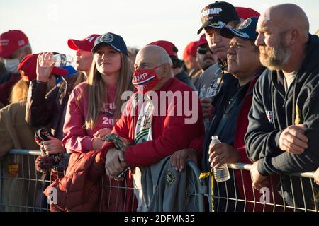 Valdosta, GA, USA. Dezember 2020. Tausende von Trump-Anhängern trafen sich in einer kleinen Stadt zur Georgia Victory Rally, um Unterstützung für Präsident Donald Trump und die beiden republikanischen amtierenden US-Senatoren Kelly Loeffler und David Perdue zu zeigen, die demokratischen Herausforderern in einer Sonderlaufwahl am 5. Januar 2021 gegenüberstehen. Die Wahl könnte die Kontrolle des US-Senats entscheiden. Quelle: Robin Rayne/ZUMA Wire/Alamy Live News Stockfoto