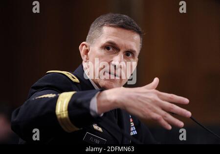 Datei Foto vom 18. April 2013 von Army LT. General Michael Flynn, Direktor der Defense Intelligence Agency bezeugt vor dem Senat Armed Services Committee in Washington, DC, USA. US-Präsident Donald Trump hat seinen ehemaligen nationalen Sicherheitsberater Michael Flynn begnadigt, der sich schuldig machte, das FBI zu belügen. Flynn gehörte zu den ehemaligen Amtshelfern von Präsident Trump, der während einer Untersuchung des Justizministeriums wegen angeblicher russischer Wahleinmischung verurteilt wurde. Foto von Olivier Douliery/ABACAPRESS.COM Stockfoto