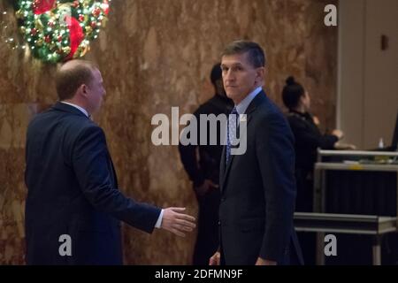 Datei Foto vom 1. Dezember 2016 von Generalleutnant Michael Flynn ist in der Lobby des Trump Tower in New York City, NY, USA zu sehen. US-Präsident Donald Trump hat seinen ehemaligen nationalen Sicherheitsberater Michael Flynn begnadigt, der sich schuldig machte, das FBI zu belügen. Flynn gehörte zu den ehemaligen Amtshelfern von Präsident Trump, der während einer Untersuchung des Justizministeriums wegen angeblicher russischer Wahleinmischung verurteilt wurde. Foto von Albin Lohr-Jones/Pool via CNP/ABACAPRESS.COM Stockfoto