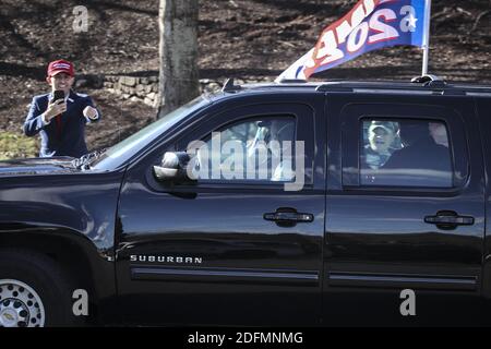 Präsident Donald Trump begrüßt Menschen aus dem Inneren der Autokolonne, im Trump National Golf Club in Sterling, VA. Am Freitag, 26. November 2020 in Washington, DC, USA. Foto von Oliver Contreras/Pool/ABACAPRESS.COM Stockfoto
