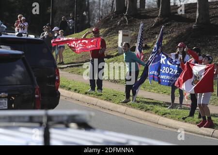 Präsident Donald Trump begrüßt Menschen aus dem Inneren der Autokolonne, im Trump National Golf Club in Sterling, VA. Am Freitag, 26. November 2020 in Washington, DC, USA. Foto von Oliver Contreras/Pool/ABACAPRESS.COM Stockfoto