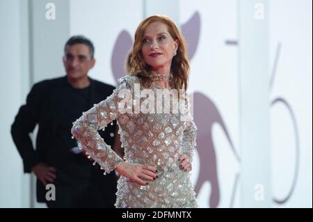 File Photo vom 01. September 2019 von Isabelle Huppert beim Kineo Prize Red Carpet im Rahmen des 76. Internationalen Filmfestivals von Venedig (Mostra). Die New York Times hat Isabelle Huppert zur zweitgrößten Schauspielerin des 21. Jahrhunderts ernannt. Foto von Aurore Marechal/ABACAPRESS.COM Stockfoto