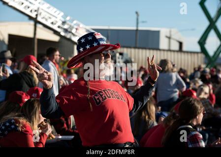 Valdosta, GA, USA. Dezember 2020. Tausende von Trump-Anhängern trafen sich in einer kleinen Stadt zur Georgia Victory Rally, um Unterstützung für Präsident Donald Trump und die beiden republikanischen amtierenden US-Senatoren Kelly Loeffler und David Perdue zu zeigen, die demokratischen Herausforderern in einer Sonderlaufwahl am 5. Januar 2021 gegenüberstehen. Die Wahl könnte die Kontrolle des US-Senats entscheiden. Quelle: Robin Rayne/ZUMA Wire/Alamy Live News Stockfoto