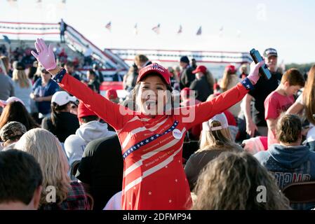 Valdosta, GA, USA. Dezember 2020. Tausende von Trump-Anhängern trafen sich in einer kleinen Stadt zur Georgia Victory Rally, um Unterstützung für Präsident Donald Trump und die beiden republikanischen amtierenden US-Senatoren Kelly Loeffler und David Perdue zu zeigen, die demokratischen Herausforderern in einer Sonderlaufwahl am 5. Januar 2021 gegenüberstehen. Die Wahl könnte die Kontrolle des US-Senats entscheiden. Quelle: Robin Rayne/ZUMA Wire/Alamy Live News Stockfoto