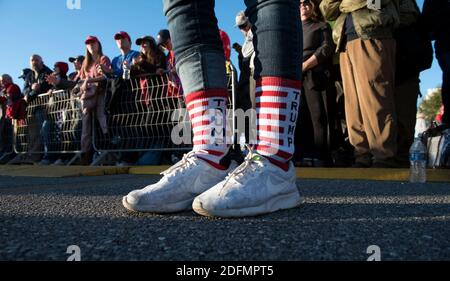 Valdosta, GA, USA. Dezember 2020. Tausende von Trump-Anhängern trafen sich in einer kleinen Stadt zur Georgia Victory Rally, um Unterstützung für Präsident Donald Trump und die beiden republikanischen amtierenden US-Senatoren Kelly Loeffler und David Perdue zu zeigen, die demokratischen Herausforderern in einer Sonderlaufwahl am 5. Januar 2021 gegenüberstehen. Die Wahl könnte die Kontrolle des US-Senats entscheiden. Quelle: Robin Rayne/ZUMA Wire/Alamy Live News Stockfoto