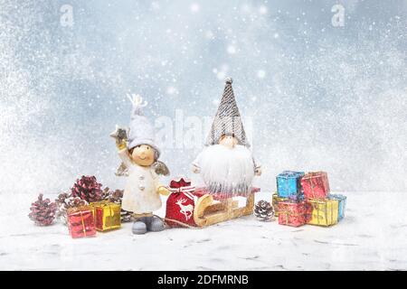 Weihnachtskarte. Noel Gnome, kleine Geschenke, Schnee Textur. Weihnachtssymbol. Stockfoto