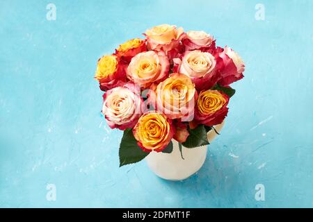 Strauß Rosen auf blauem Hintergrund. Platz kopieren, Ansicht von oben Stockfoto