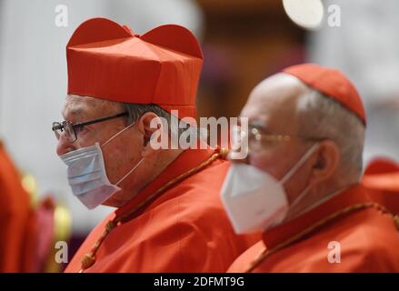 Kardinal George Pell (links) (Australien) nimmt an der Messe Teil, die Papst Franziskus mit neu gewählten Kardinälen am 29. November 2020 in der Petersbasilika im Vatikan zelebriert hat. Am Vortag hält Papst Franziskus das 7. Ordentliche öffentliche Konsistorium seines Pontifikats ab, um 13 neue Kardinäle aus 8 Nationen der Welt zu schaffen.während der Zeremonie hatten alle Kardinäle eine Schutzmaske gegen den COVID-19.Foto: Eric Vandeville/ABACAPRESS.COM Stockfoto