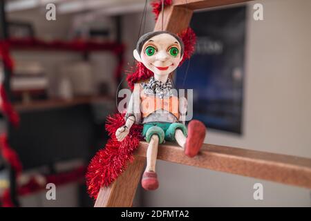 Handgefertigte Keramikpuppe (Marionette) aus Prag (Tschechische Republik). Schöne Nahaufnahme dieser seltsamen lächelnden kleinen Person Stockfotografie