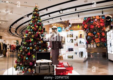 Weihnachtsdekorationen sind in den Galeries Lafayette abgebildet, nachdem die französische Regierung die Lockdown-Maßnahmen von Covid-19 lockerte und am 29. November 2020 alle "nicht notwendigen" Geschäfte in Paris, Frankreich, wieder eröffnen ließ. Foto von Julie Sebadelha/ABACAPRESS.COM Stockfoto