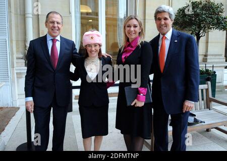 Handout-Datei Foto vom 13. Januar 2014 der US-Außenministerium Sprecherin Jennifer Psaki -- mit einem Shapka, oder Pelzhut mit Ohrenklappen, die ihr von der russischen Amtskollegin Maria Zakharova -- Steht mit Zakharova zwischen US-Außenminister John Kerry und dem russischen Außenminister Sergej Lawrow in Paris, Frankreich. Der designierte Präsident Joe Biden hat ein ausschließlich weibliches hochrangiges Presseteam ernannt, das, wie sein Büro behauptet, eine Premiere in der Geschichte des Landes ist. Jen Psaki, der Kommunikationsdirektor des Weißen Hauses von Präsident Barack Obama, wird Pressesprecher sein. Foto vom Außenministerium via Stockfoto