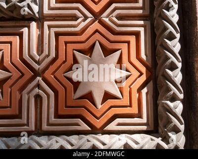 Nahaufnahme einer dekorativen Wandfliese an der großen Synagoge in der dohany Straße Stockfoto