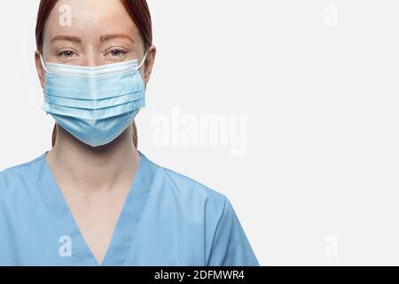 Nahaufnahme Porträt Junge Krankenschwester mit Masken Blick auf die Kamera Stockfoto