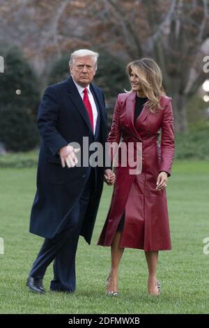 Washington, Usa. Dezember 2020. US-Präsident Donald J. Trump und First Lady Melania Trump verlassen am Samstag, den 5. Dezember 2020, das Weiße Haus in Washington, DC, um an einer politischen Kundgebung in Georgien teilzunehmen. Foto von Chris Kleponis/UPI Kredit: UPI/Alamy Live News Stockfoto