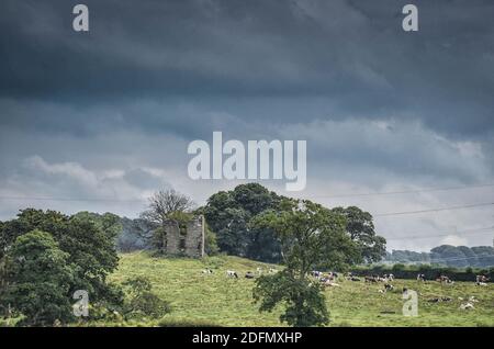 Die Ruinen von Greenhalgh Castle in Garstang in Ackerland unter Ein stürmischer Himmel Stockfoto