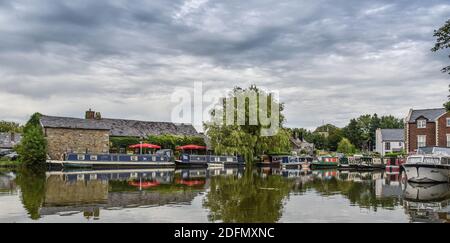 Narrowboats vertäuten in der Marina des Lancaster Canal Garstang in Lancashire UK Stockfoto