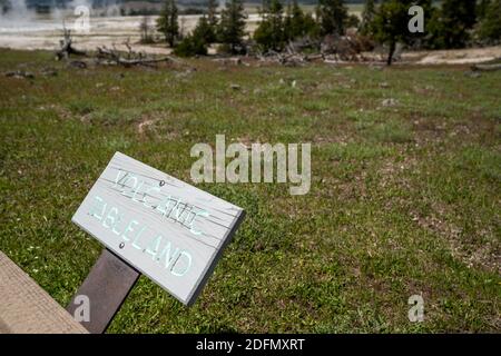 Schild für Volcanic Tableland, eine heiße Quelle im Yellowstone National Park Stockfoto