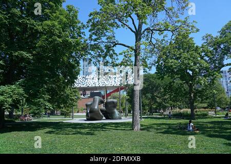 Toronto, Kanada - 14. August 2020: Grange Park in der Innenstadt von Toronto ist ein schattiger Ort zum Entspannen, mit einer Henry Moore-Scuplture im Zentrum. Stockfoto