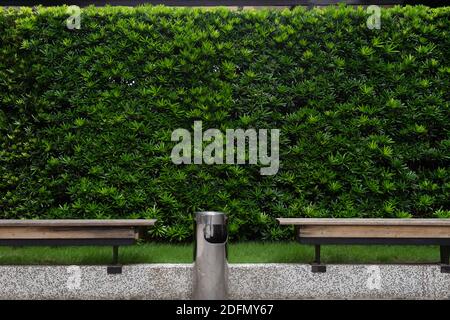 Raucherbereich Zone: Nicht identifizierter Personen Rauch in ausgewiesenen Raucherbereich. Rauchen und Aufwachen ist in den meisten öffentlichen Bereichen streng verboten Stockfoto