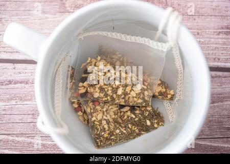 Kräuterteesäcke in Teetasse, um eine Tasse vorzubereiten Tee Stockfoto