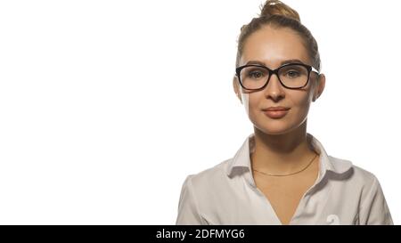 Schöne Krankenschwester in einer Brille, die auf die Kamera schaut Weiße medizinische Uniform isoliert auf weißem Hintergrund Stockfoto