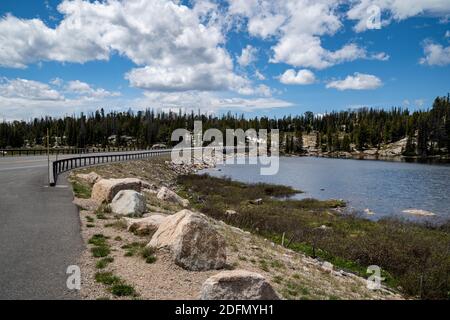 Long Lake, ein alpiner See entlang des Beartooth Highway in Montana und Wyoming Stockfoto