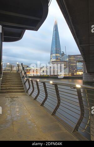 London, UK - Jan 2020: The Shard, London Bridge Hospital und andere Gebäude am Südufer beleuchtet und reflektiert in der Themse, am frühen Morgen Stockfoto