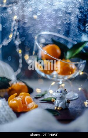 Weihnachten Stillleben mit Mandarinen in einer Glasvase auf Blauer Hintergrund Stockfoto