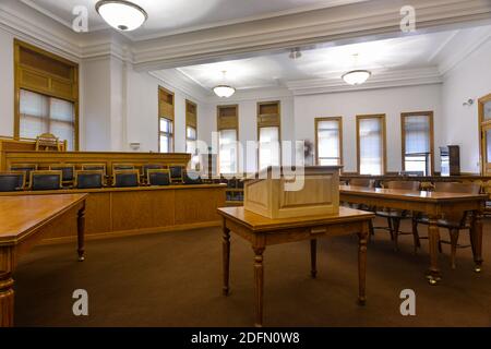 Anaconda, Montana, USA - 16. August 2012: Rednerpult und Jury-Box im Gerichtssaal des Deer Lodge County Courthouse Stockfoto