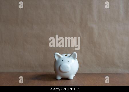 Gebrochene Sparschwein auf Holzhintergrund Stockfoto
