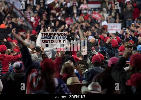 Valdosta, GA, USA. Dezember 2020. Tausende von Trump-Anhängern trafen sich in einer kleinen Stadt zur Georgia Victory Rally, um Unterstützung für Präsident Donald Trump und die beiden republikanischen amtierenden US-Senatoren Kelly Loeffler und David Perdue zu zeigen, die demokratischen Herausforderern in einer Sonderlaufwahl am 5. Januar 2021 gegenüberstehen. Die Wahl könnte die Kontrolle des US-Senats entscheiden. Quelle: Robin Rayne/ZUMA Wire/Alamy Live News Stockfoto