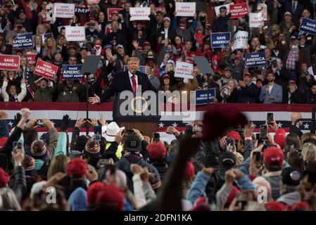 Valdosta, GA, USA. Dezember 2020. Tausende von Trump-Anhängern trafen sich in einer kleinen Stadt zur Georgia Victory Rally, um Unterstützung für Präsident Donald Trump und die beiden republikanischen amtierenden US-Senatoren Kelly Loeffler und David Perdue zu zeigen, die demokratischen Herausforderern in einer Sonderlaufwahl am 5. Januar 2021 gegenüberstehen. Die Wahl könnte die Kontrolle des US-Senats entscheiden. Quelle: Robin Rayne/ZUMA Wire/Alamy Live News Stockfoto