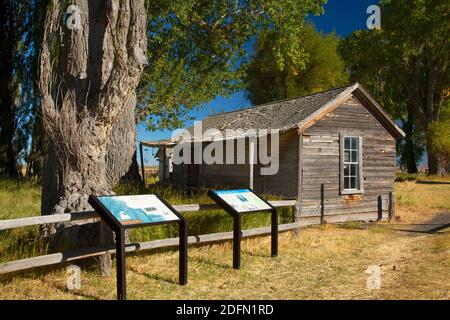 Auswertungstafeln mit Ranch Office und Bunkhouse auf der SOD House Ranch, Malheur National Wildlife Refuge, Oregon Stockfoto