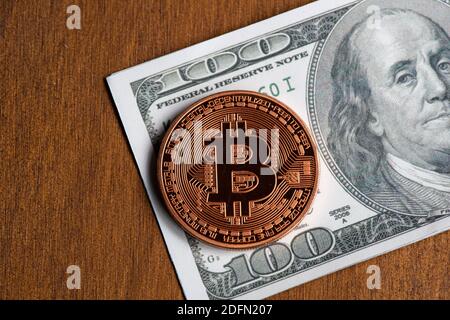 Goldene Bitcoin Münze auf us-Dollar hautnah Stockfoto