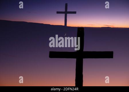 Doppelbelichtung eines Kreuz- und Halbmondes gegen den Nachthimmel, San Luis, Colorado, USA Stockfoto