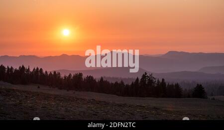 Sonnenuntergang über den Cascades, Crater Lake National Park, Oregon, USA Stockfoto