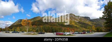 Franconia Notch mit Herbstlaub und Echo Lake Panorama im Franconia Notch State Park im White Mountain National Forest, in der Nähe von Lincoln, New Hampshire Stockfoto