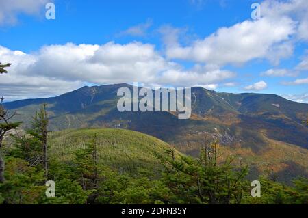 Franconia Notch mit Herbstlaub und Mount Lafayette Luftaufnahme Von der Spitze des Cannon Mountain in Franconia Notch State Park in White Mountain Nati Stockfoto