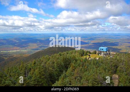 Franconia Notch mit Herbstlaub und Mount Lafayette Luftaufnahme Von der Spitze des Cannon Mountain in Franconia Notch State Park in White Mountain Nati Stockfoto